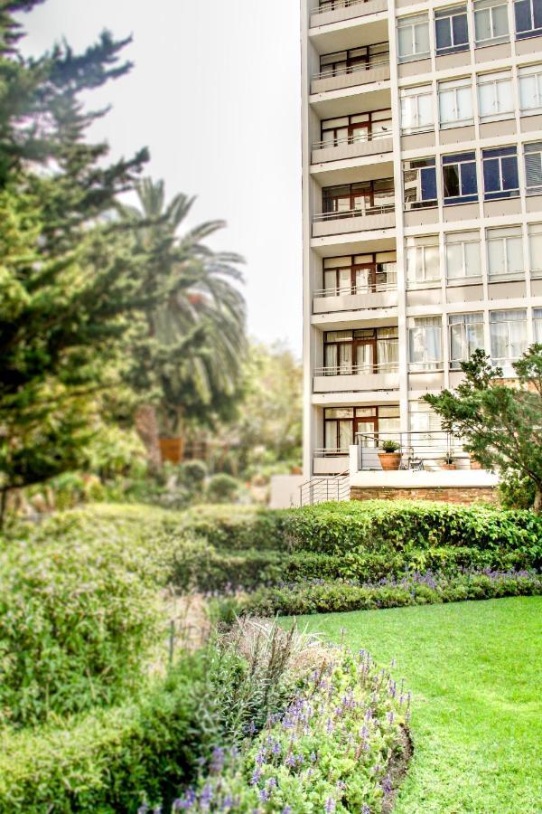 438 St Martini Gardens *