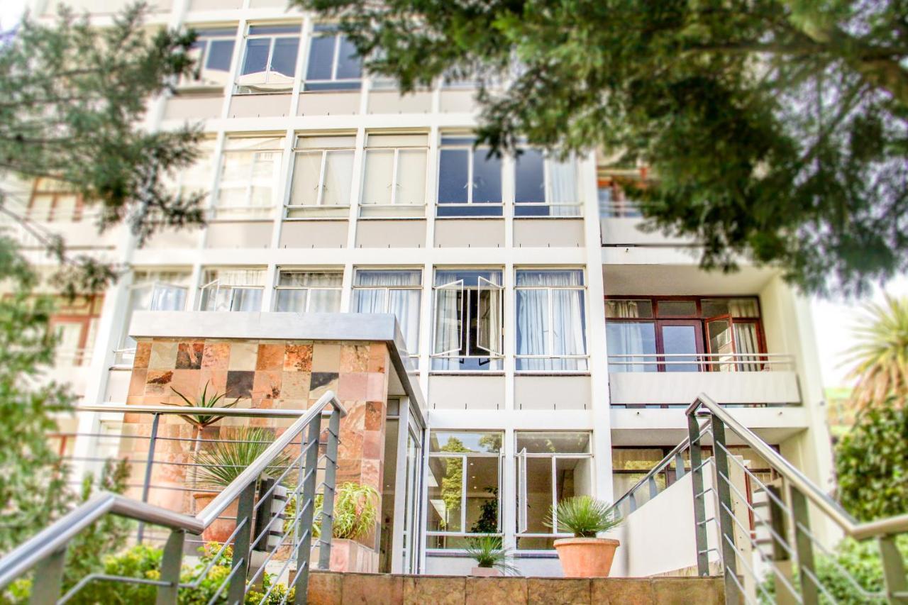 438 St Martini Gardens *
